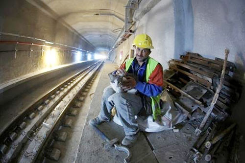 Một công nhân nghỉ ngơi trong đường hầm.